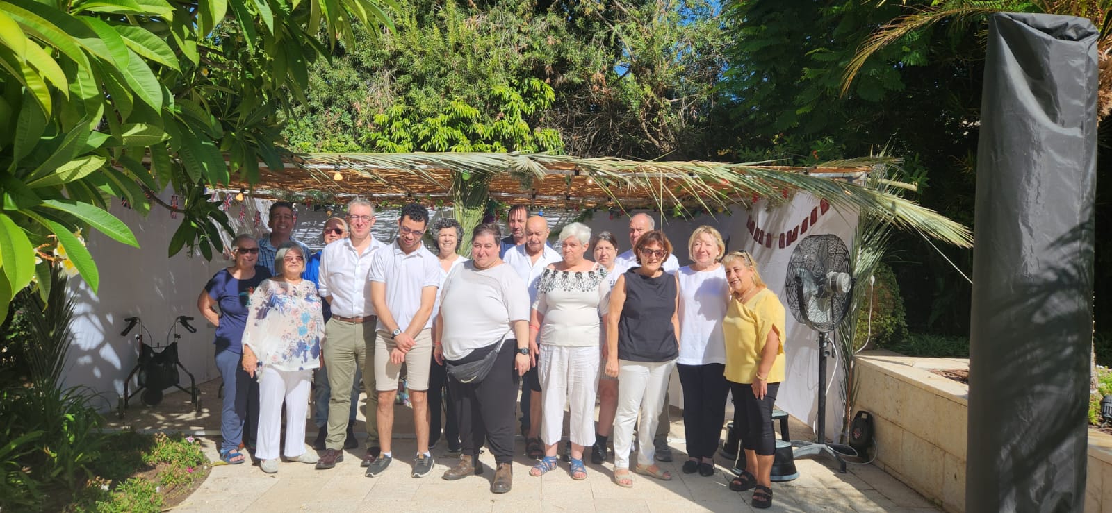 מקסים: חברי אקים ר"ג-גבעתיים מקשטים את סוכת שגריר בריטניה