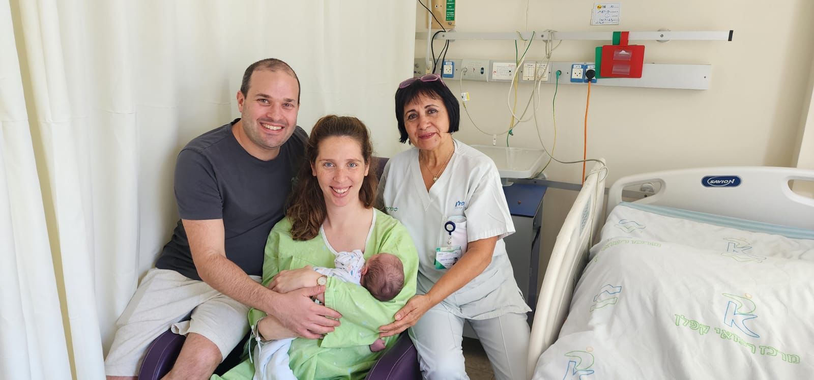 רעות סלוטקין עם בעלה, התינוק ואחות מחלקת יולדות א׳, אולגה וסילבסקי
