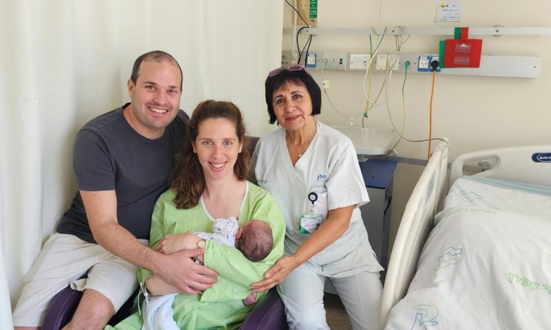 רעות סלוטקין עם בעלה, התינוק ואחות מחלקת יולדות א׳, אולגה וסילבסקי