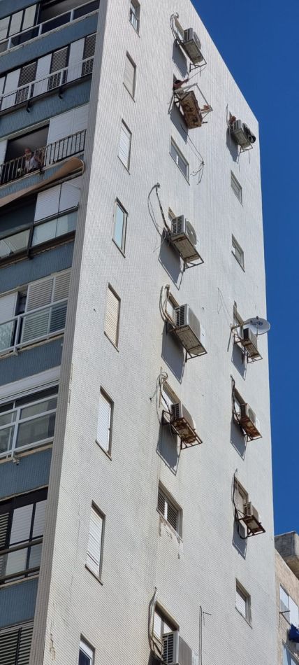 בת ים: כוחות הצלה מנעו אסון כשמזגן עמד ליפול מגובה על גן ילדים