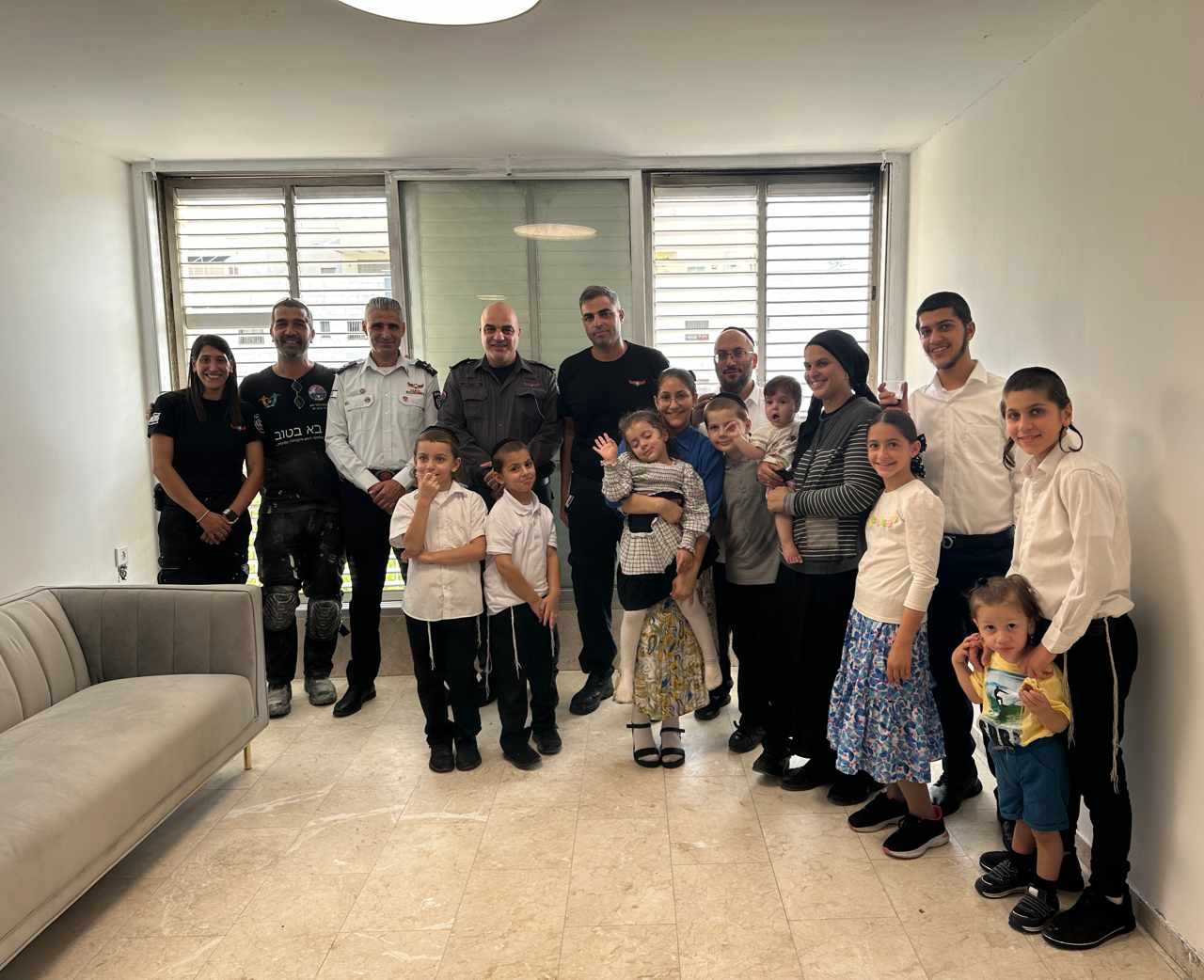 לוחמי האש עם המשפחה שביתה שופץ לאחר שריפה. צילום: דוברות והסברה תחנה איזורית חולון