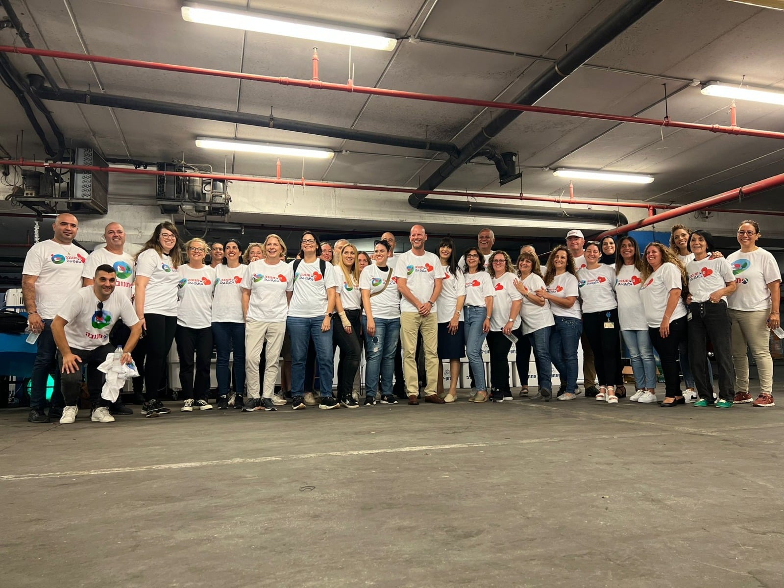 חלב ודבש: עשרות עובדי תנובה ומנכ"ל הקבוצה ארזו מאות סלי מזון בשיתוף עמותת 'פתחון-לב'