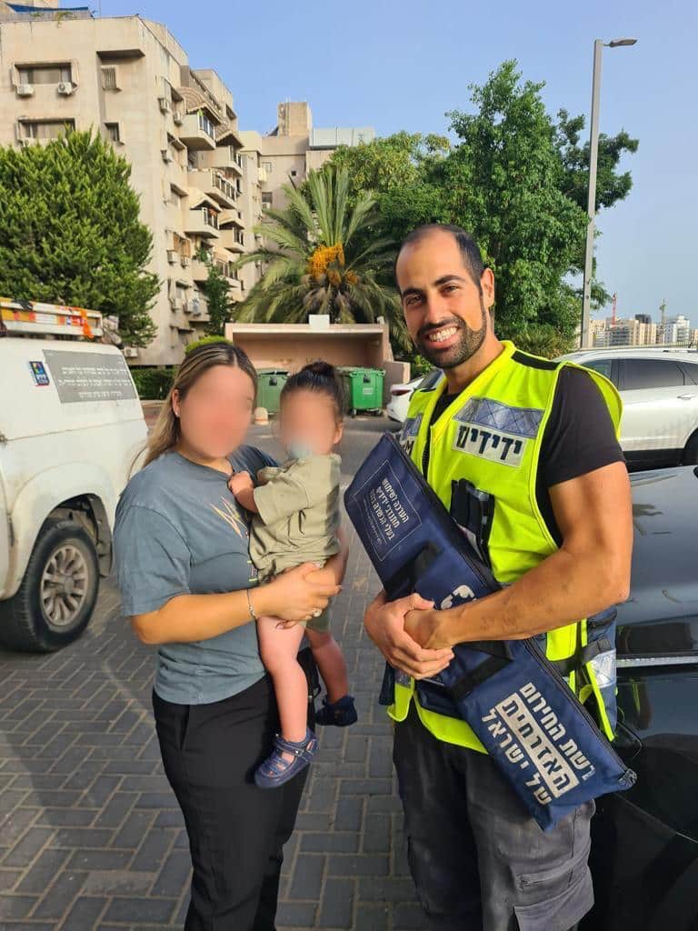 בהפרש של חצי שעה, 2 פעוטות ננעלו ברכבים בחולון