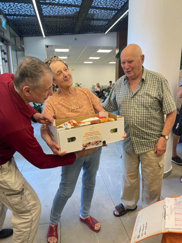 עמיגור חילקה חבילות מזון לדיירים בבתי גיל הזהב בבת ים