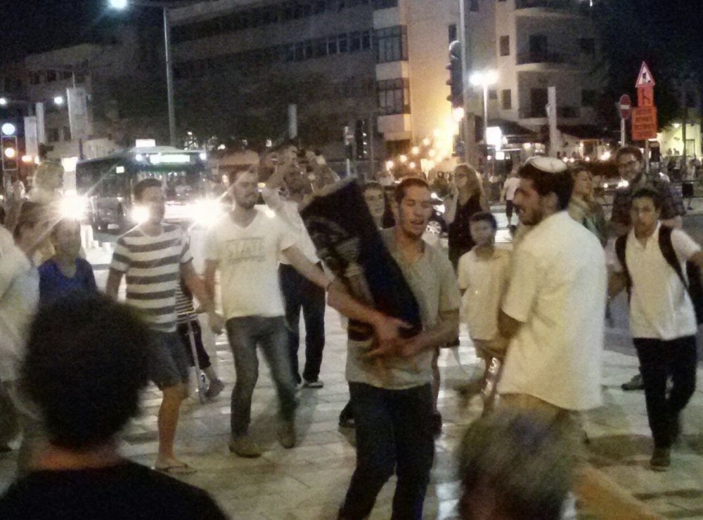 מבארבי תצא תורה  מסורת של הקפות שניות במועדון הבארבי