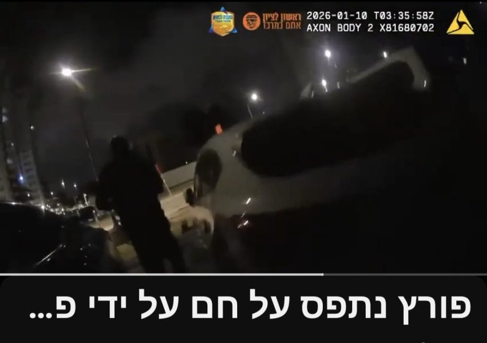 צפו בתיעוד - פקחית בחברה לביטחון וסדר ציבורי בעיריית ראשון לציון תופסת פורץ בזמן אמת