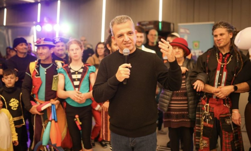 בכפוף להנחיות פיקוד העורף: קריאת מגילה חגיגית בתחנת הרכבת הקלה ביאליק ברמת גן