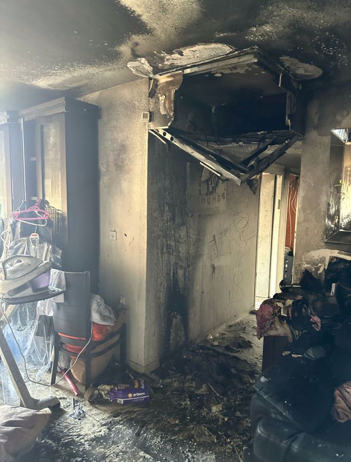 הדירה שנשרפה- צילום: דוברות והסברה, תחנה איזורית חולון