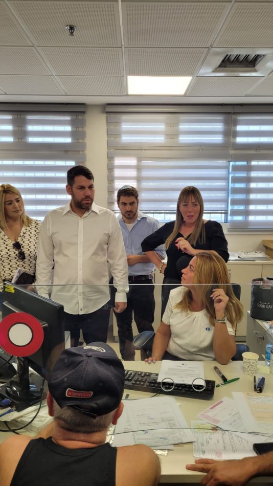 מנכ"ל משרד התחבורה- משה בן זקן, בביקורו במשרד הרישוי חולון. צילום: משרד התחבורה