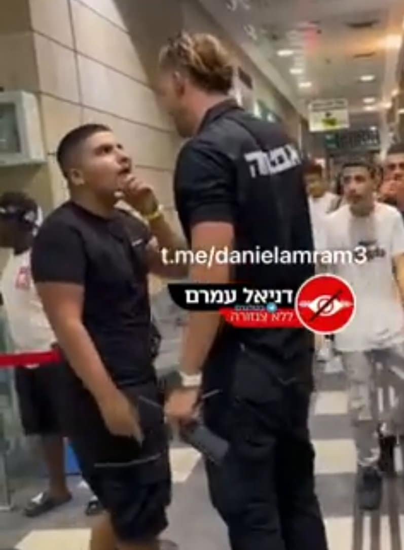 צפו: ילדים בקניון רחובות מכים ומקללים מאבטחים