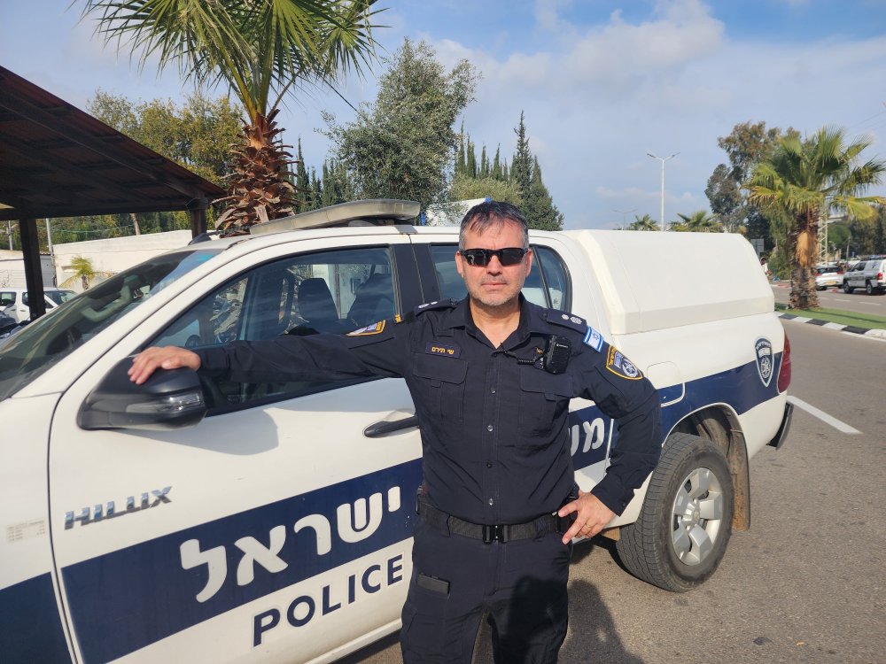 מפקד משטרת גבעתיים ששהה בחופשה הבחין בשני חשודים 'בשעת מעשה'
