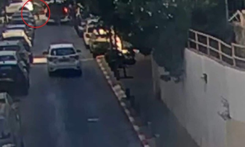המחבל יורד מרכב ההסעות שהביא אותו לתל אביב. צילום: דוברות משטרת ישראל