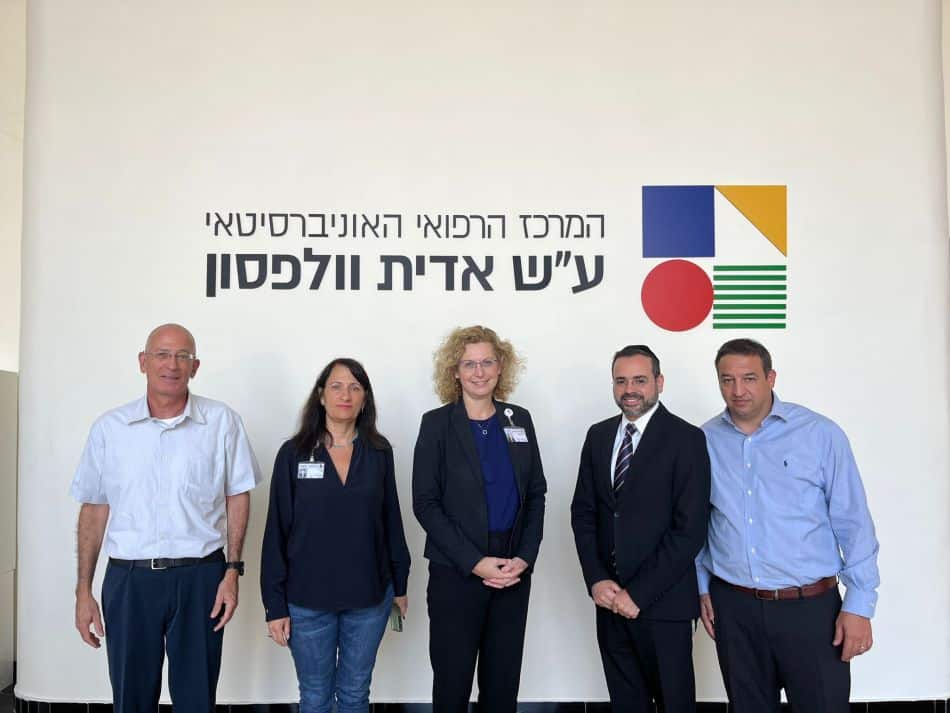 מימין: יניב פוגל המנהל האדמיניסטרטיבי של ביה״ח וולפסון, ח״כ אוריאל בוסו, יו״ר ועדת הבריאות, מנכלית המרכז הרפואי וולפסון ד״ר ענת אנגל, אורנה צבי מנהלת הסיעוד וולפסון, וד״ר דודו דוגן ראש חטיבת בתי החולים&nbsp;הממשלתיים