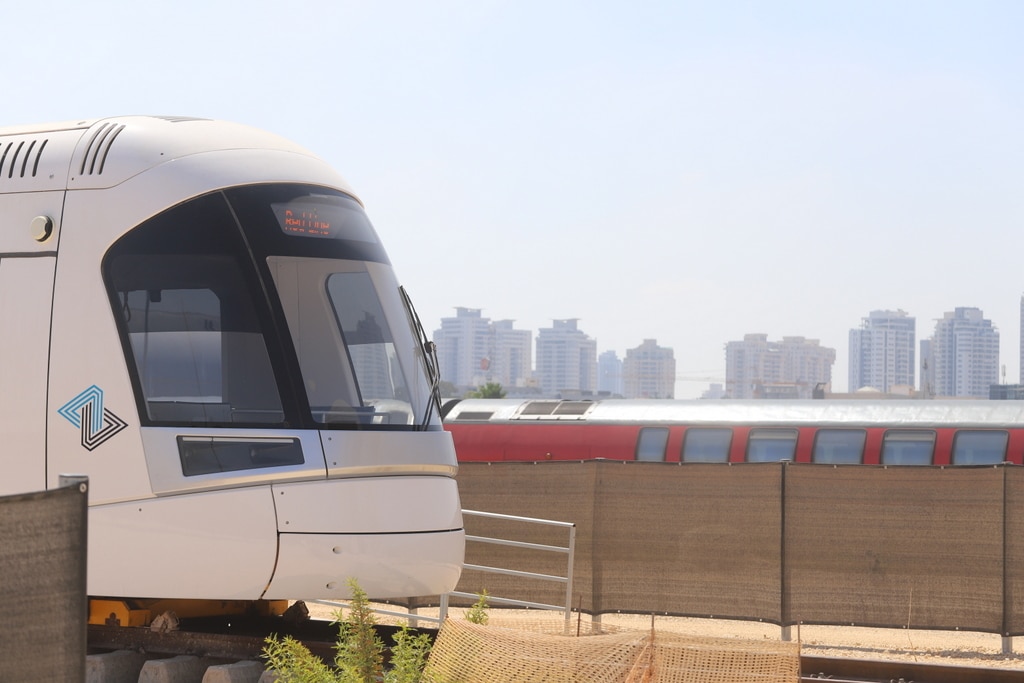 הרכבת הקלה בתחנת התצוגה בפתח תקווה. צילום: איתן אלחז ברק 