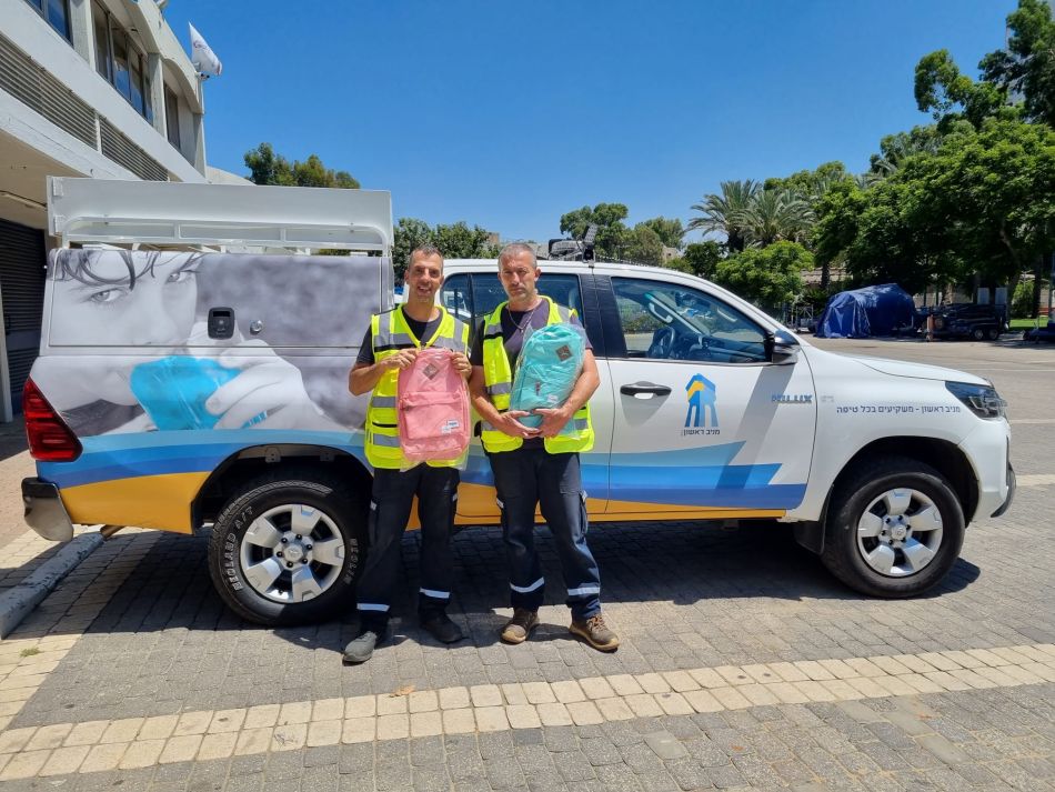 מניב ראשון למען הקהילה: נמשכת המסורת היפה של חלוקת ילקוטים וציוד לימודי לתלמידים