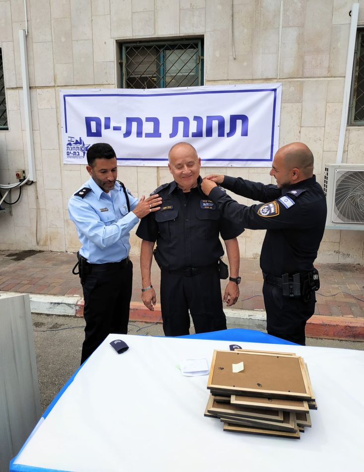 המתנדב משה כהן, מקבל דרגת רנ"ג מוחד ביום העצמאות- צילום: דוברות משטרת ישראל