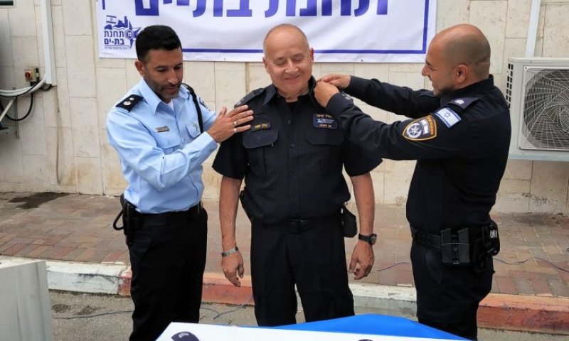 המתנדב משה כהן, מקבל דרגת רנ"ג מוחד ביום העצמאות- צילום: דוברות משטרת ישראל