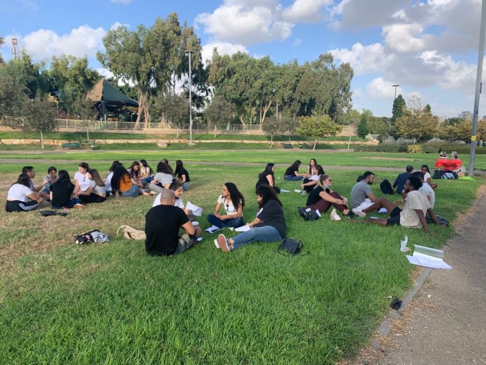 חלוקת מלגות תמורת שעות התנדבות לסטודנטים של ראשון לציון