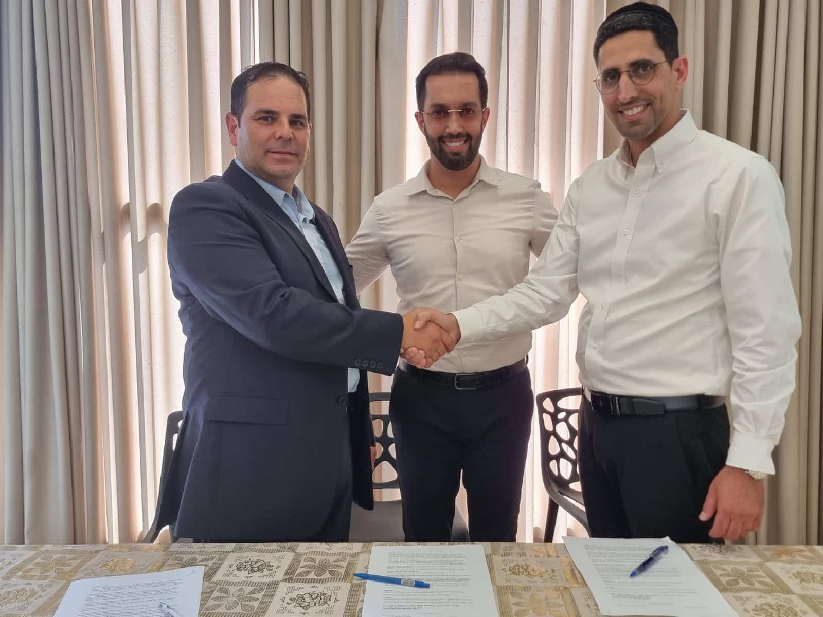 רגע הסטורי לציבור דתי חרדי בעיר: מימין טל נאור, בניהו יום טוב ואוהד אוזן