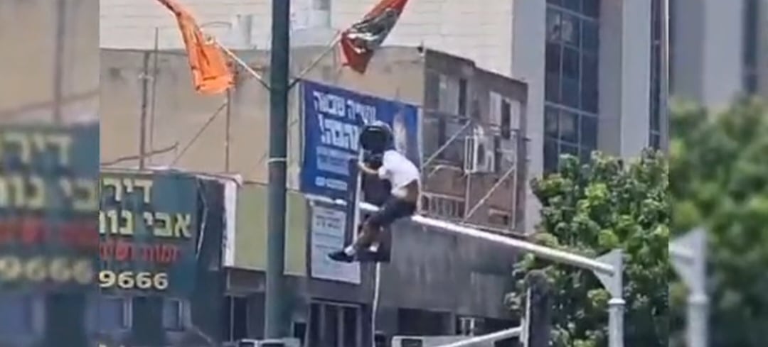 ראשון לציון: עלה על רמזור ואיים להתאבד