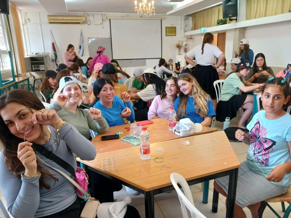 התרומה המרגשת של חניכות NCSY ובנות מרכז הנוער, לבית החולים וולפסון בחולון