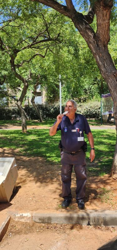 גל החום הקיצוני: ארטיקים חולקו לעובדי הניקיון והמאבטחים בבת ים