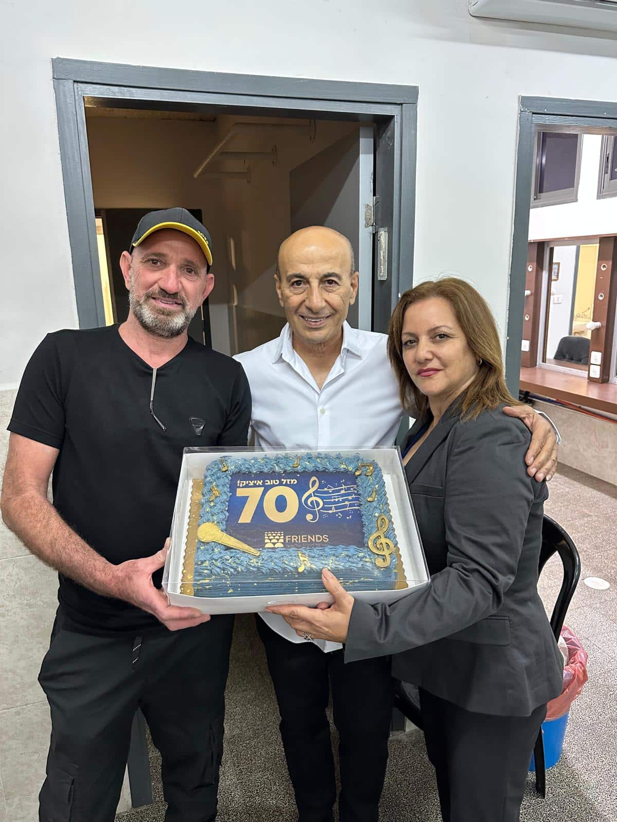 הזמר איציק קלה בהפתעה מרגשת בהיכל התרבות FRIENDS