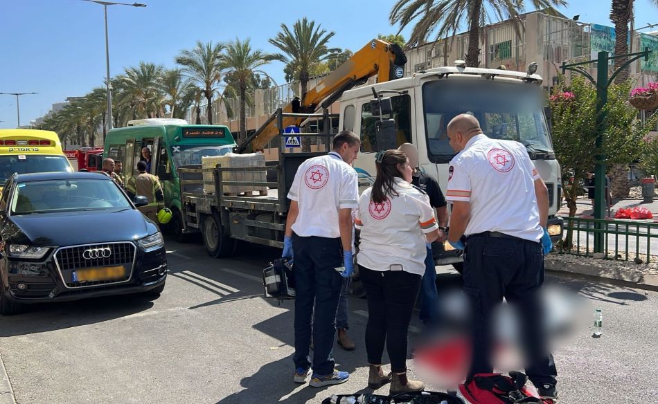 אישה נהרגה מפגיעת משאית בראשון לציון