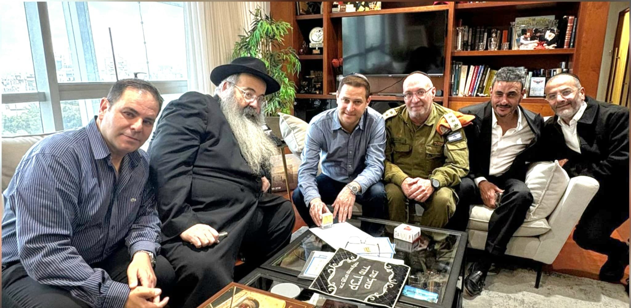 ראשון לציון תחת אזעקות: רז קינסטליך חתם על מכירת החמץ  &ldquo;אף אחד לא ינצח את המסורת שלנו&rdquo;