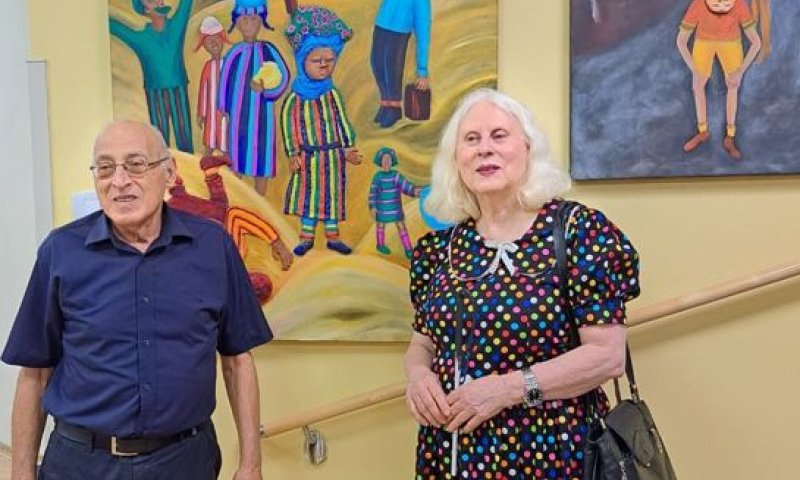 ראש עיריית חולון מוטי ששון והאמנית אמירה בוקק, בפתיחת התערוכה בדיאלוג בחשכה. צילום: סטפ היר