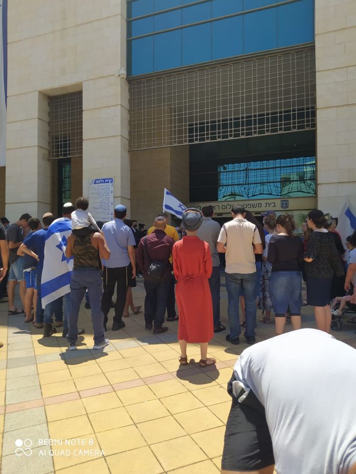 הפגנת תמיכה מול בית המשפט בעיר. צילום: פרטי