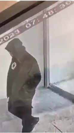 אחד החשודים כפי שתועד במצלמות האבטחה- צילום: דוברות משטרת ישראל