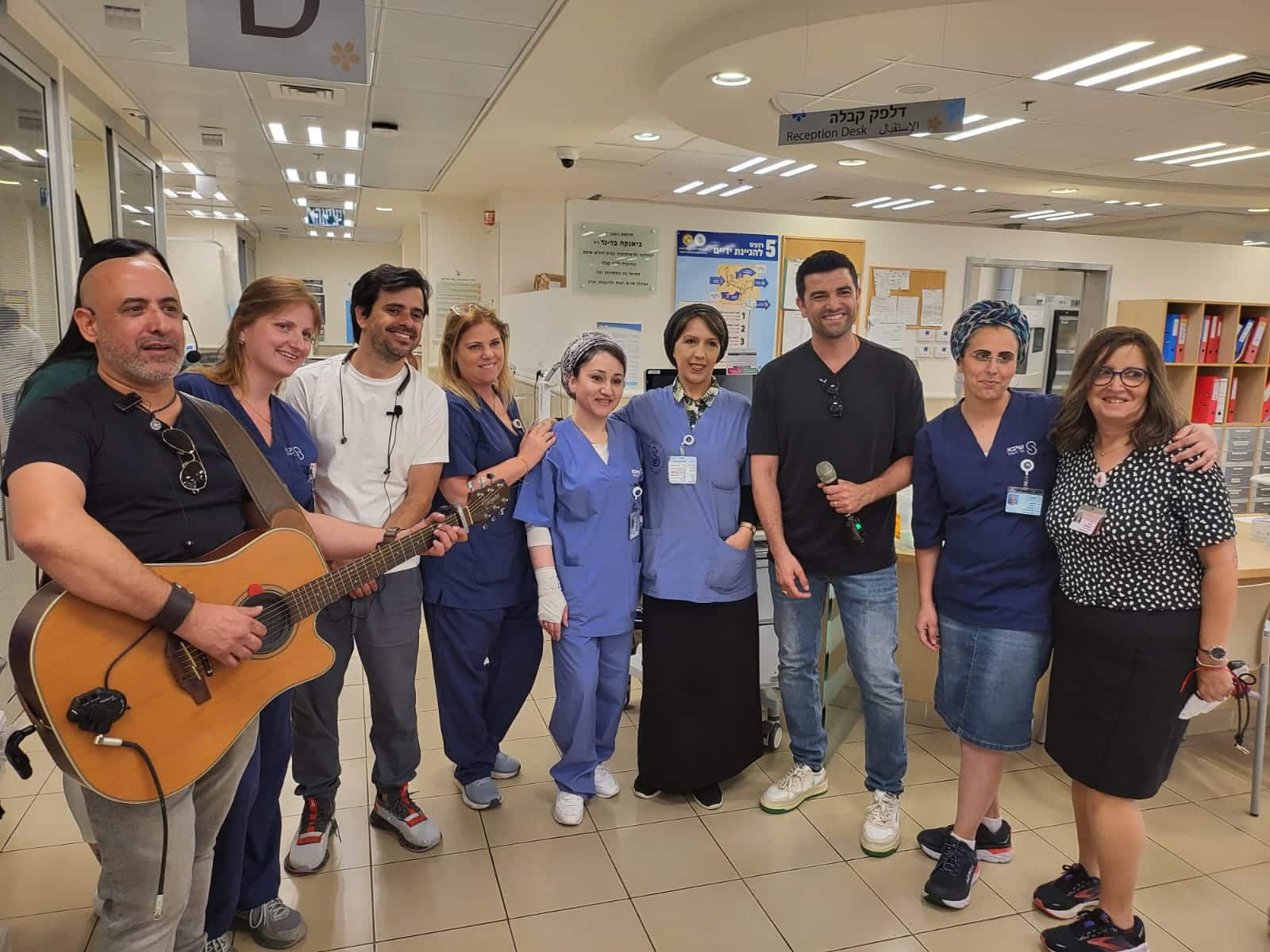 מרגש: עמוס תמם ביקר חולי סרטן בתל השומר