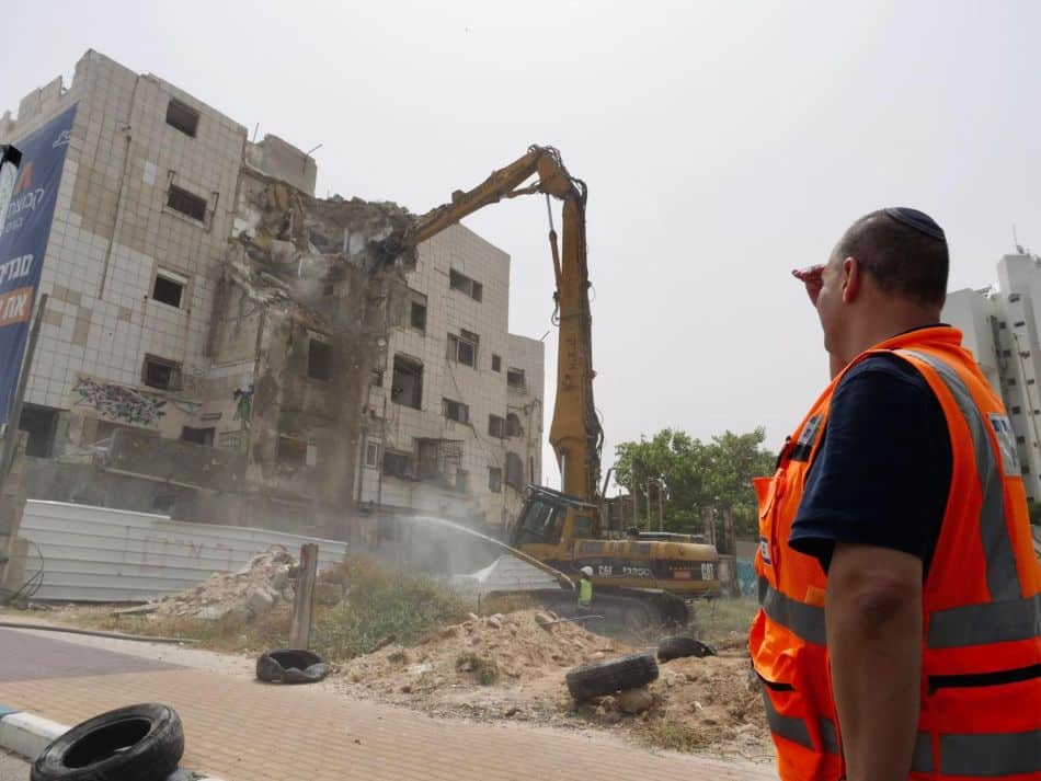 ראש עיריית בת ים צביקה ברוט, צופה בהריסת הבניין בבלפור 2. צילום: דוברות עיריית בת ים