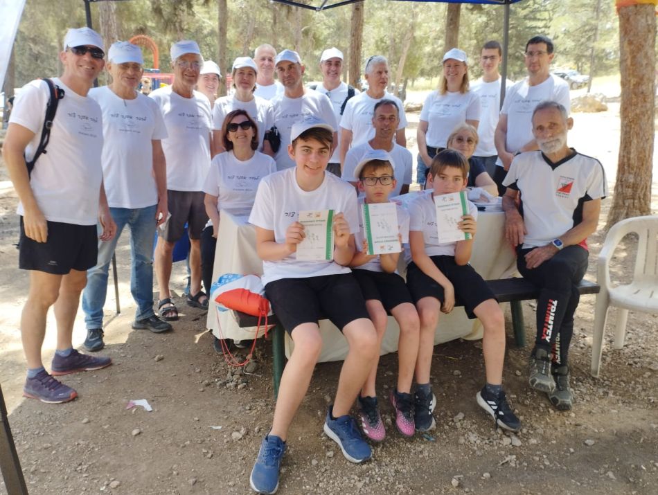 משפחת צור ונווטי המועדון. צילום: מועדון ניווט ראשון לציון והשפלה