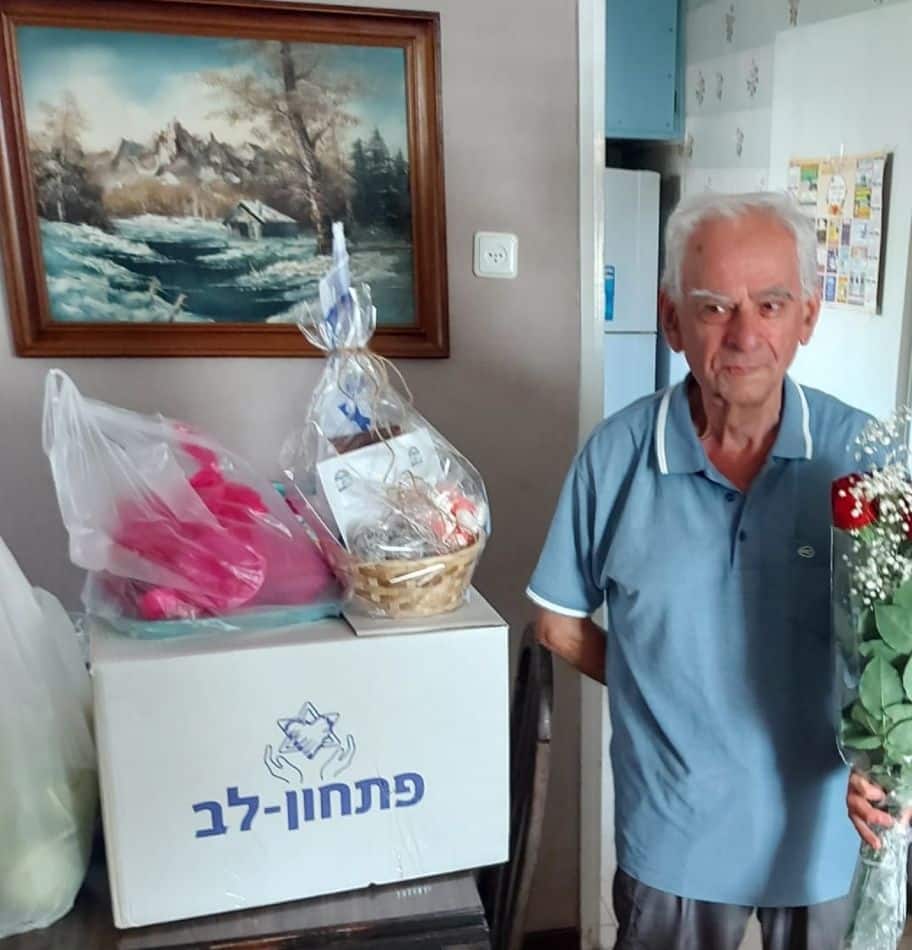 שורד השואה בנימין חדד מקבל סיוע מפתחון לב. צילום: יח"צ פתחון לב