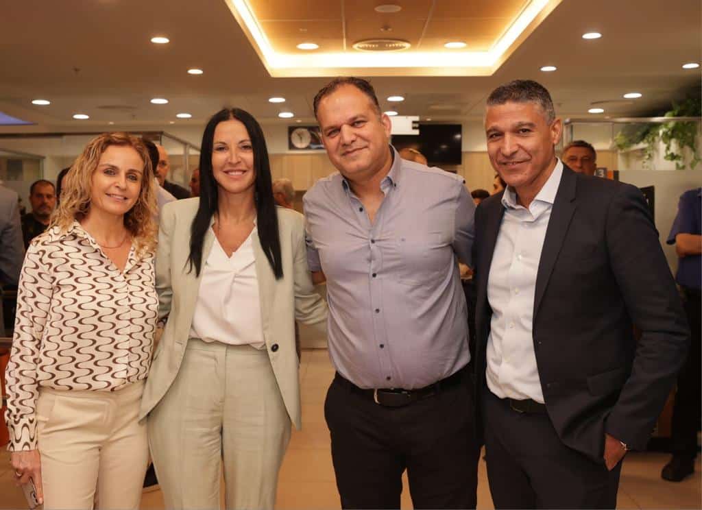 מנכ"ל מזרחי טפחות משה לארי, מנהל מרחב דרום יניב חדד, מנהלת החטיבה הקמעונאית שבי שמר ומנהלת הסניף החדש א.ת ראשון לציון איילת בן עזרא.
