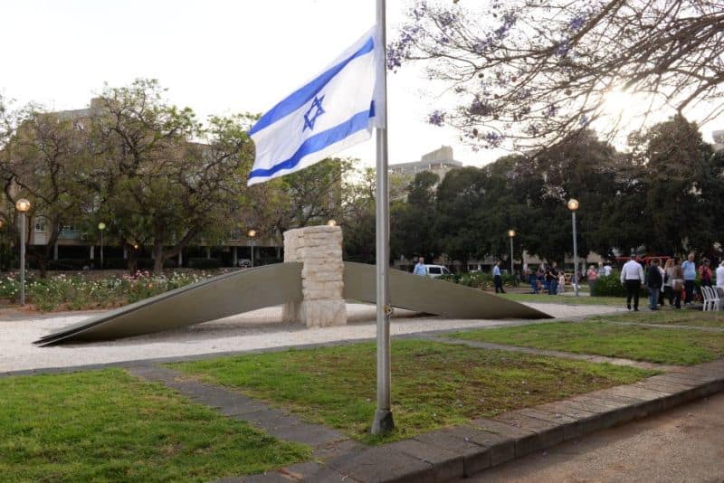 האנדרטה לזכר חללי פעולות האיבה תושבי חולון, צילום: טל קירשנבאום