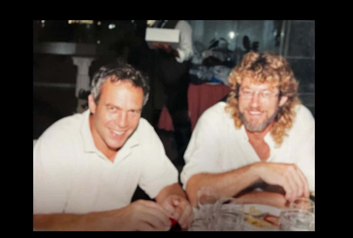 וימן ז״ל מימין. לצידו של שחקן עבר נוסף, עו״ד שמואל רביב רבינוביץ, ייבדל לחיים ארוכים. צילום: גדי זעפרני