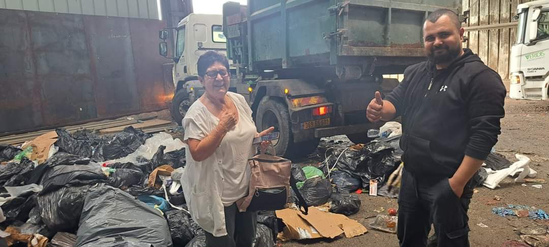 ראשון לציון: התיק הושלך בטעות לאשפה, עובדי העירייה איתרו אותו