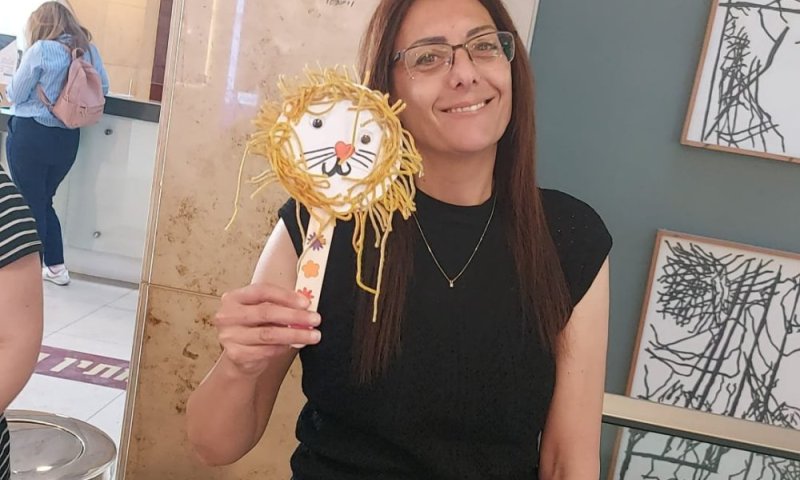 היום אחר צהריים נתקלו באי ההיכל באריה שהסתובב באין מפריע על הבמה.