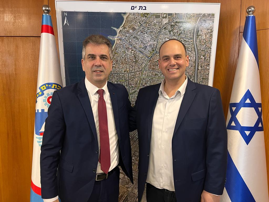 שר החוץ אלי כהן וראש העיר צביקה ברוט- צילום: דוברות עיריית בת ים
