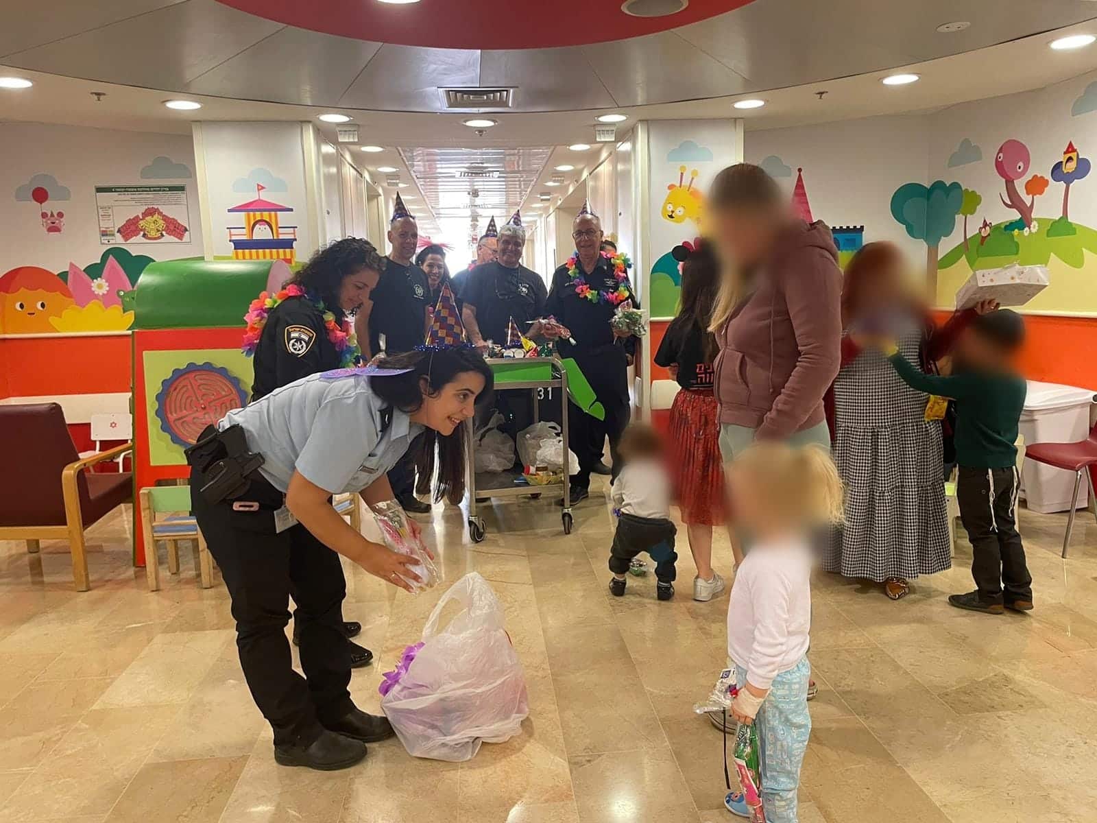 צפו בסרטון: השוטרים שעזבו הכל ובאו לשמח את הילדים