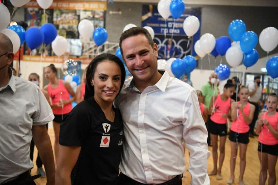 לינוי אשרם עם ראש העיר רז קינסטליך- צילום: דוברות ראשון לציון