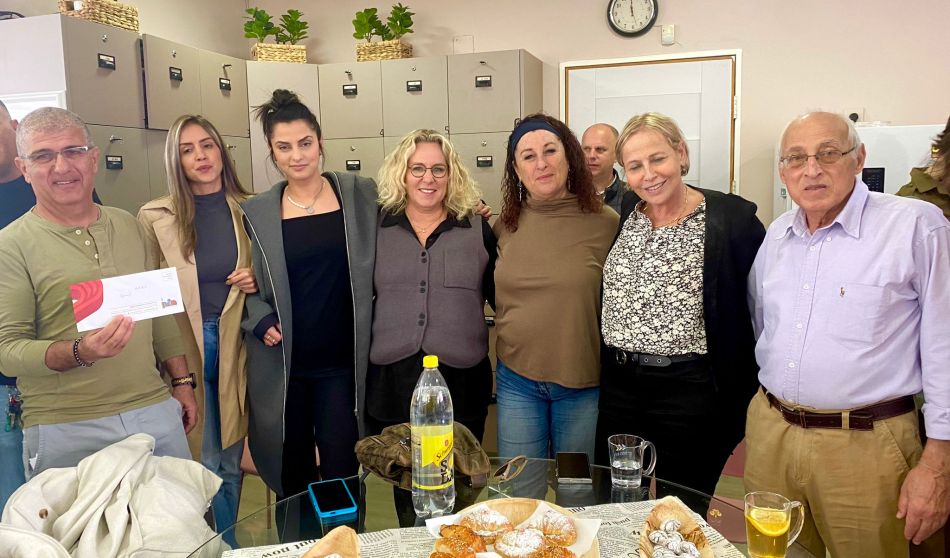 מימין: ראש העיר מוטי ששון, אריאלה קידר ראש מנהל החינוך, אורית לבון מנהלת בית הספר, גלית בראל מנהלת האגף לחינוך על יסודי, וצוות בית הספר. צילום באדיבות בנימין רוטמן נעמת חולון