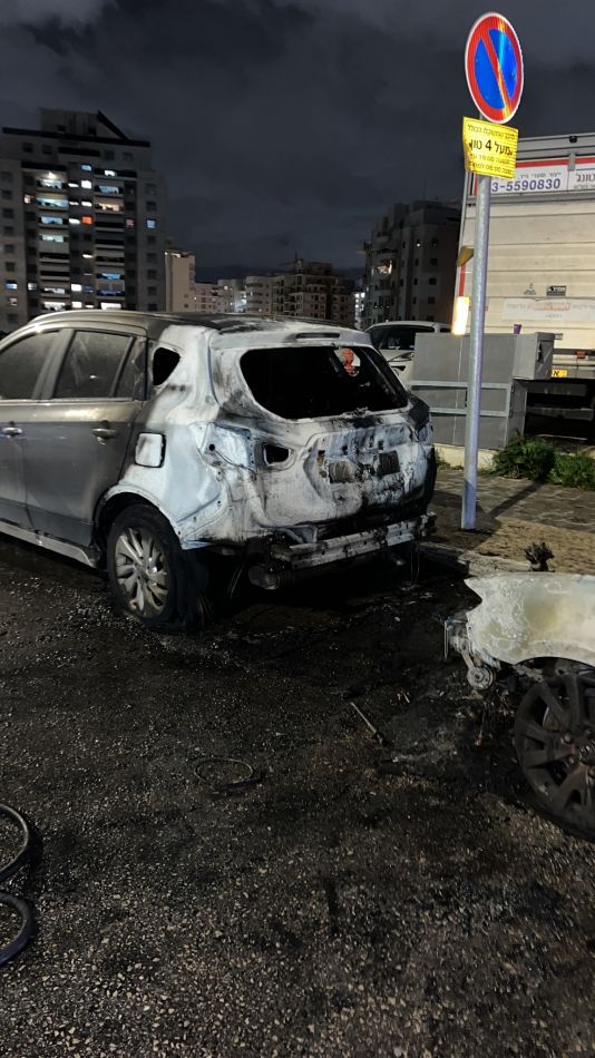 חולון: רכבים עלו באש בשכונת ח' 300