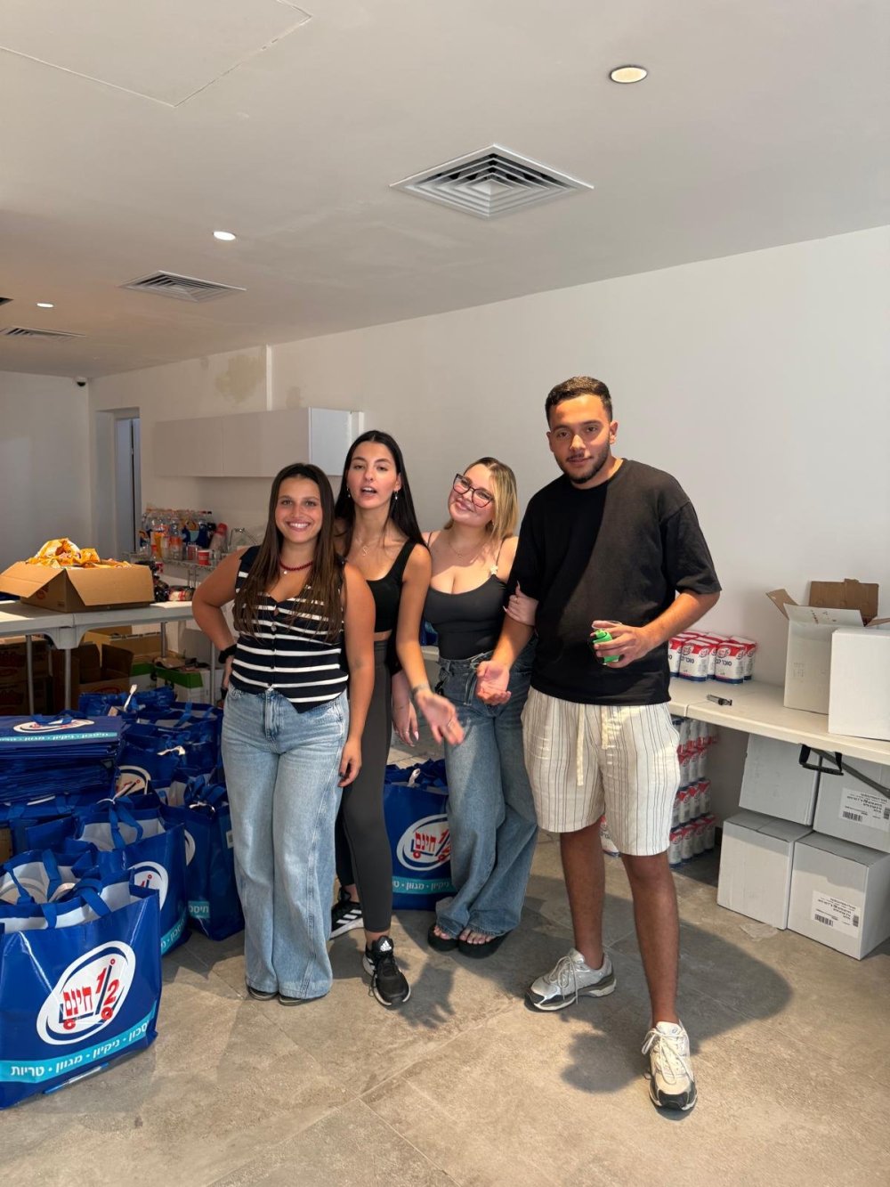 היוזמה המרגשת של צעירים מראשון לציון:  אספו תרומות וחילקו 182 סלי מזון לנזקקים