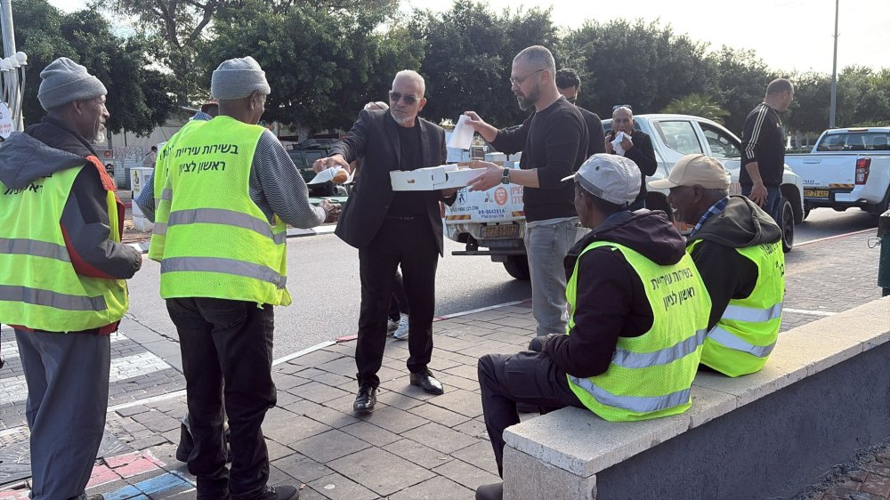 כבר הפך למסורת: מ״מ וסגן ראש העיר, מחזיק תיק איכות הסביבה, אבי חיים חילק היום סופגניות לעובדים