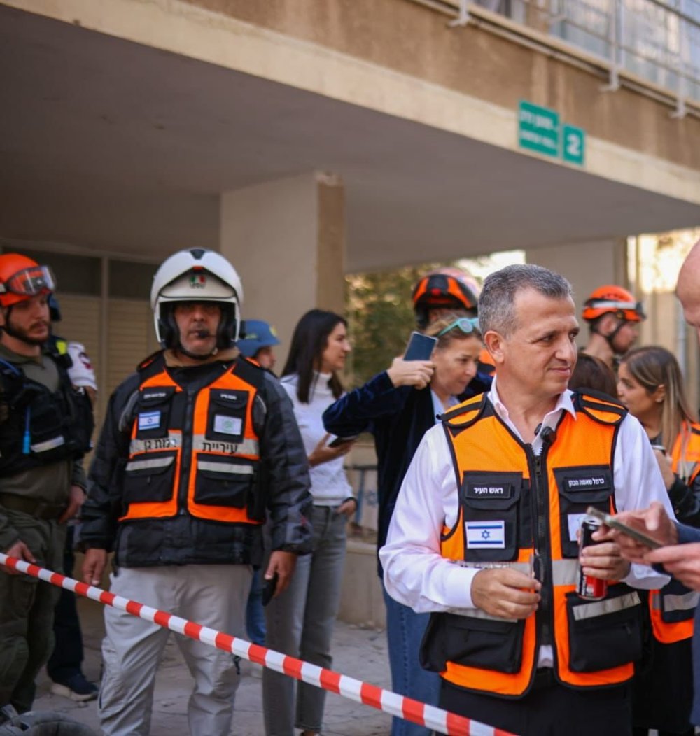 8 זירות נפילה ברמת גן; מספר תושבים פונו מביתם, פצוע קל פונה לבית החולים