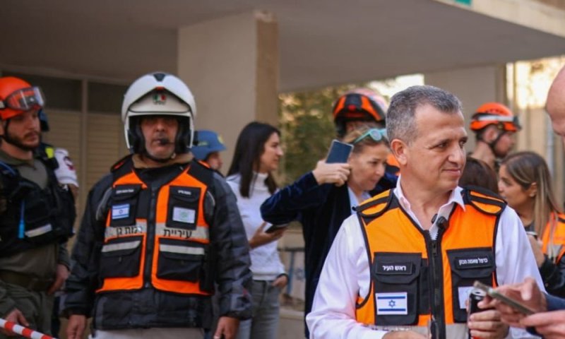 8 זירות נפילה ברמת גן; מספר תושבים פונו מביתם, פצוע קל פונה לבית החולים